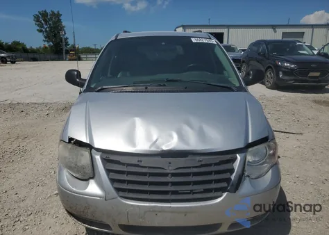 2005 Chrysler Town & Country Touring z USA, uszkodzony, nr VIN 2C4GP54L75R206859
